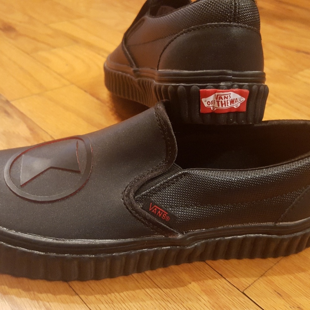 VANS OFF THE WALL 🕸 X MARVEL SLIP-ON